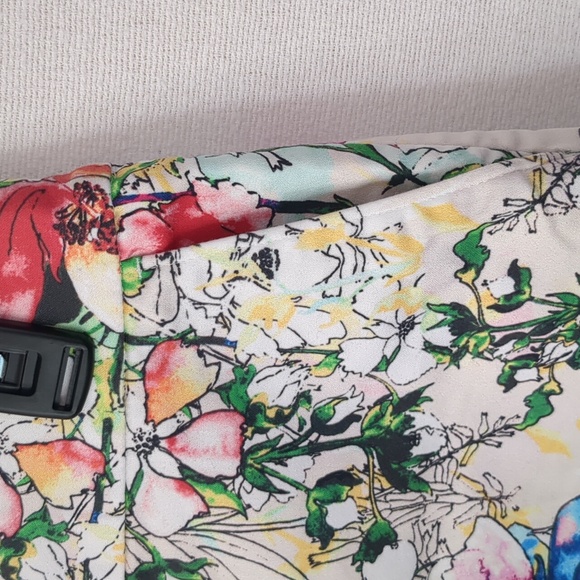 Express women's flat front shorts with hidden side zipper floral size 0 4" mid - Picture 2 of 8